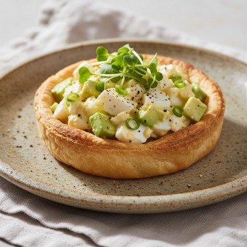 Яичный салат с авокадо и зелёным луком